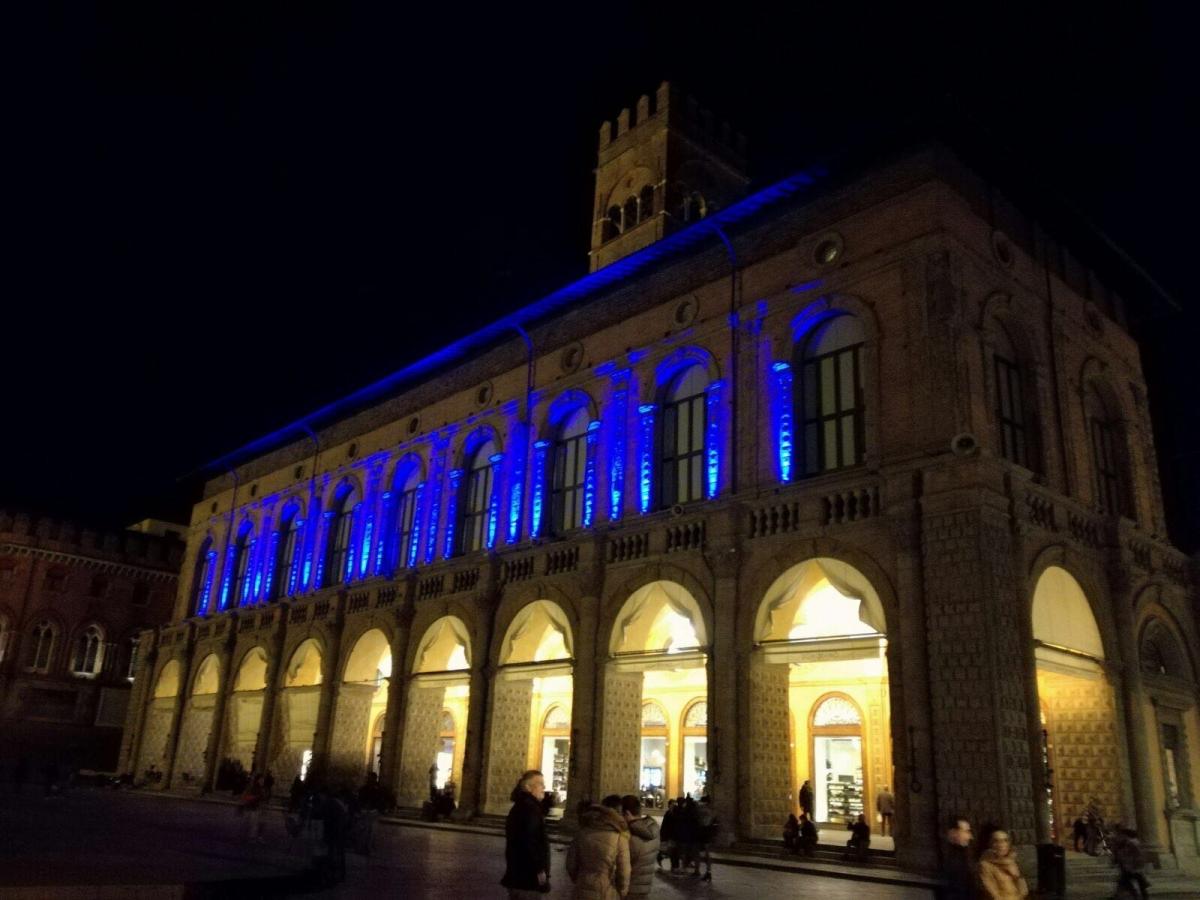 Bologna Festeggia - Palazzo Podestà si tinge di blu